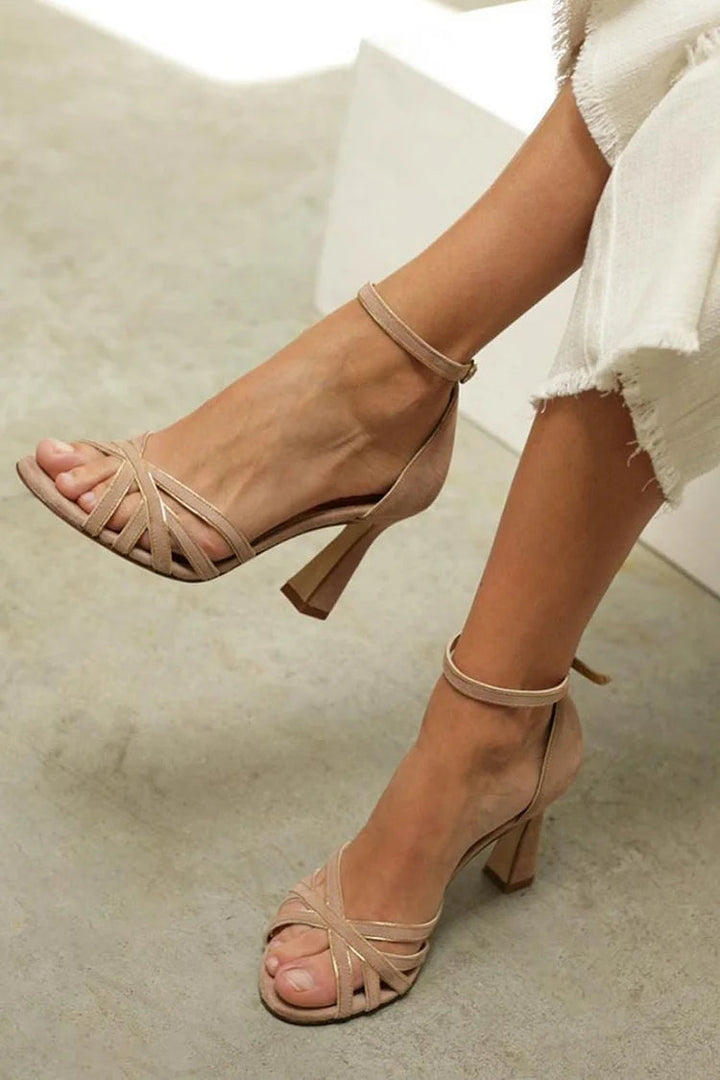 SANDALIA CON TALÓN DE TIRA CRUZADA