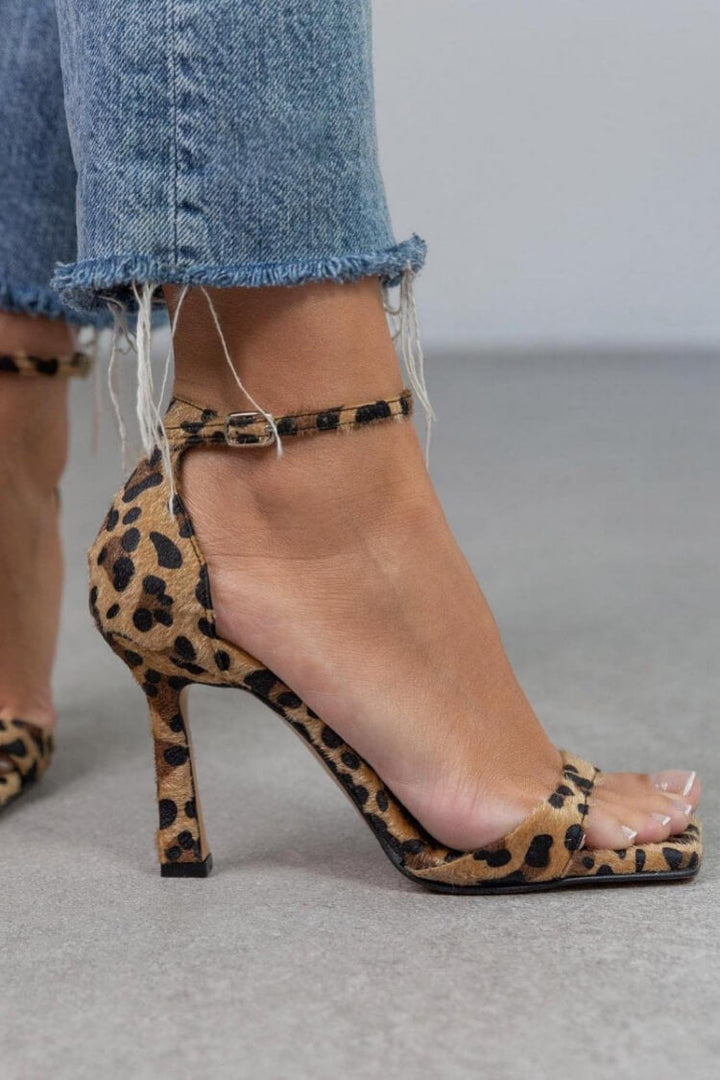 TACONES ALTOS CON ESTAMPADO ANIMAL