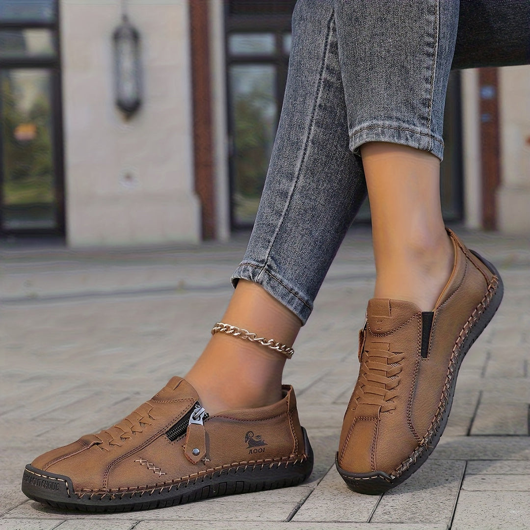 Nila – Comodidad elegante con práctico cierre