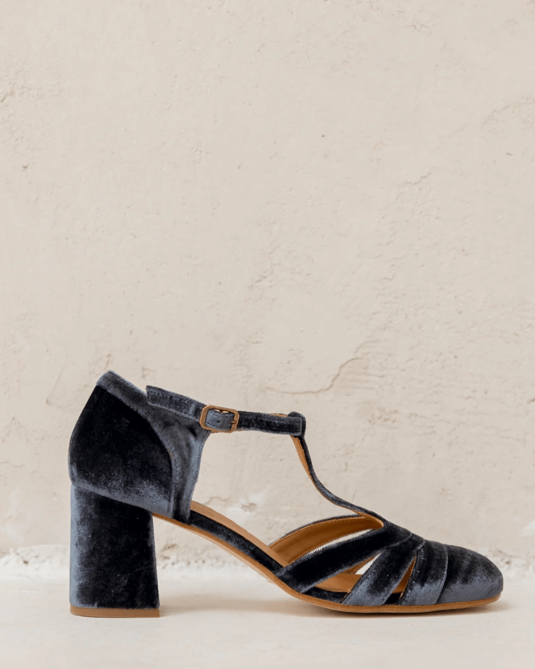 ZAPATO CON T-BAR Y TACÓN ESTABLE